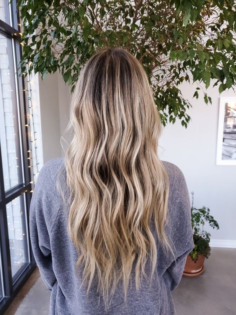 Lived In Beach Blonde Hair, Long Blonde Hair With Dark Roots, Beach Blonde Hair Dark Roots, Sunkissed Blonde Hair Summer, Dimensional Blonde With Dark Roots, Beach Blonde Balayage Dark Roots, Long Blonde Hair Dark Roots, Beachy Blonde Hair Balayage, Lived In Blonde Dark Roots