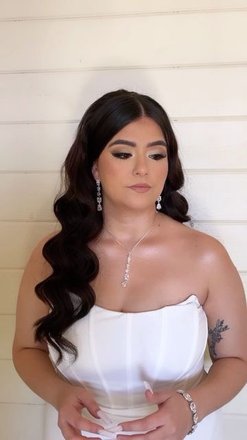 Hollywood Waves Centre Part, Bridal Glam Curls, Slick Back Glam Waves, Bridal Hairstyles Hollywood Waves, Hollywood Curls Wedding Veil, Bridal Glam Waves Middle Part, Hollywood Waves With Curtain Bangs, Hollywood Curls Wedding Middle Part, Hollywood Waves With Pearls