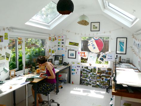 Printmaker Michelle Hughes converted her garage into this gorgeous, well-lit linocut studio where she also teaches small workshops Garage Art Studio, Pollo Tropical, Linocut Artists, Small Art Studio, Virtual Studio, Studio Organization, Studio Tour, Open Studio, Garden Studio