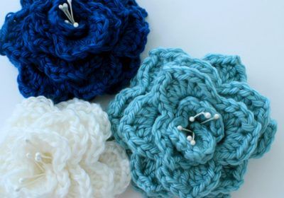 Crochet Flowers from B.Hooked | Free Patterns & Video Tutorials Crocodile Stitch Crochet, Crochet Flowers Easy, Craft Crochet, Popular Crochet, Crochet Flowers Free Pattern, Crocodile Stitch, Crocheted Flowers, Medium Weight Yarn, Stitch Crochet