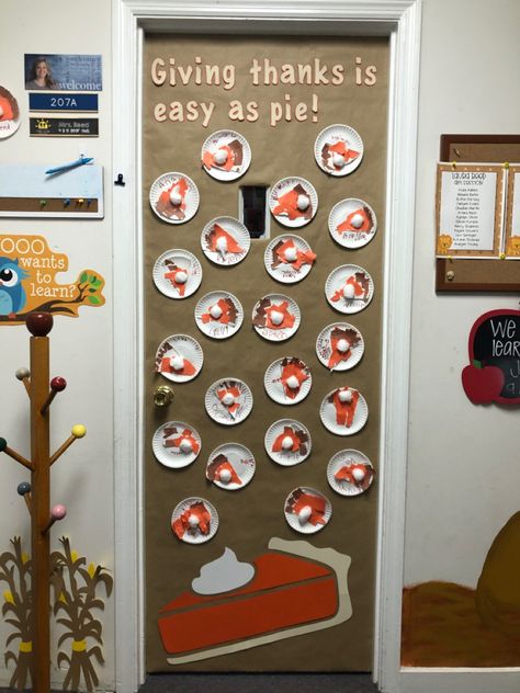 Pumpkin Pie Door Decorations, Thanksgiving Preschool Door Ideas, Thanksgiving Door Preschool, November Window Display Preschool, November Classroom Door Ideas Preschool, Preschool Thanksgiving Door Ideas, November Doors Classroom, Thanksgiving Daycare Door, Thanksgiving Window Display Preschool