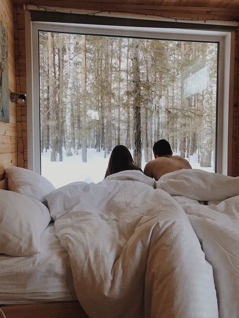 Winter Cabin Aesthetic, Snow Cabin, Snowy Cabin, Cabin Trip, Cabin Aesthetic, Romantic Cabin, Aesthetic Couple, Home Decor Ideas Living Room, Getaway Cabins