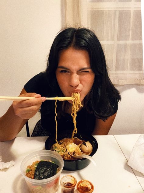 S.telloa - shes eating ramen :0 Eating Noodles, Girl Eating, Eating Ramen, Food Photoshoot, Cup Noodles, People Eating, Body Reference, Pizza Pasta, Pose Reference Photo