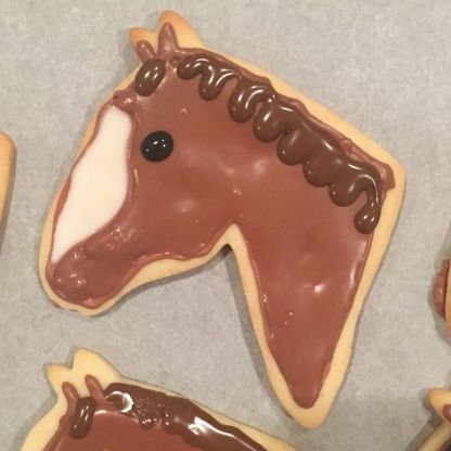 I tried to make brown royal icing to decorate bear shaped cookies. But even with good quality food color paste, I couldnt get it dark enough. This was the answer. Chocolate Royal Icing Recipe, Brown Royal Icing, Sugar Cooking Icing, Chocolate Royal Icing, German Chocolate Frosting, Cinnamon Tea Cake, Vegan Shortbread, Make Brown, Sugar Cookie Icing