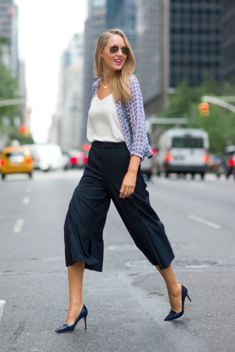 This summer, consider culottes for everything from your morning board meeting to the date you're running to after work. Boho Work Outfit, Spring Office Outfits, New York City Street Style, How To Wear Culottes, Clothes For Women Over 50, Mode Boho, Summer Work Outfits, Power Dressing, Mode Casual