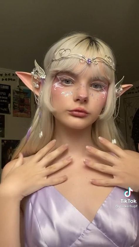 Elf Makeup Costume, Fairy Elf Makeup Ideas, White Elf Costume, Fantasy Makeup Fairies, Fairy Elf Costume Diy, Fae Aesthetic Hairstyles, Fairy Makeup Costume, Diy Fairy Costume Women Easy, Elf Costume Ideas Women