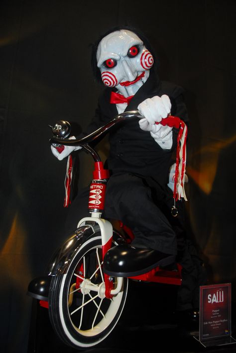 Single most scary moment in a movie theater EVER. Jigsaw from "Saw" when he wheeled in on that tricycle!! OMG I screamed so loud! Billy The Puppet Wallpaper, Jigsaw Doll, Baby Momma Drama, Baby Mama Drama, Human Centipede, Billy The Puppet, Jigsaw Saw, Hulk Character, Theme Tattoo