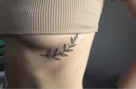 Leaf Underboob Tattoo, Cool Tattoos With Meaning, Piercing Transversal, Small Foot Tattoos, Game Of Thrones Tattoo, Super Tattoo, Ring Finger Tattoos, Underboob Tattoo, Foot Tattoos For Women