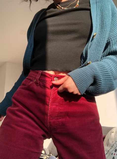 Red Courdory Pants Outfits, Red Corduroy Pants Outfit, Courderoy Pants Outfits Women, Grunge Academia Outfits, Outfit Pantalon Vino, Levi Jeans Outfit, Red Pants Outfit, Corduroy Pants Outfit, Pants Outfit Fall