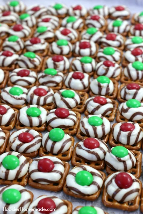 Pretzel Hugs, Christmas Pretzels, Diy Easy Recipes, Xmas Treats, Decorating Crafts, Easy Christmas Treats, Christmas Candy Recipes, Homemade Holiday, Thumbprint Cookies