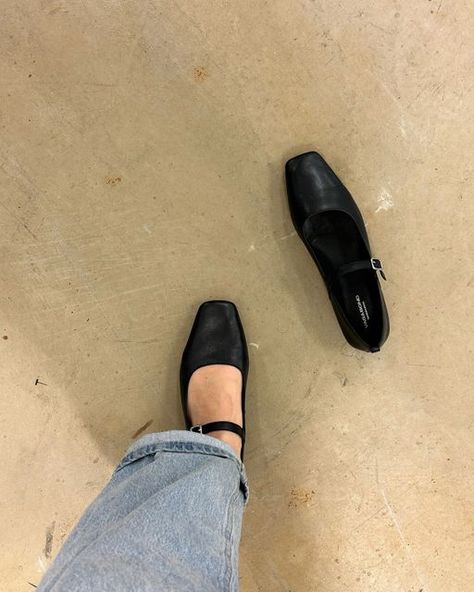 Vagabond Ballet Flats, Vagabond Delia Flats, Black Flats Aesthetic, Vagabond Mary Janes, Mary Jane Shoes Aesthetic, Aesthetic Flats, Flats Aesthetic, Black Flats Outfit, Mary Jane Flats Outfit