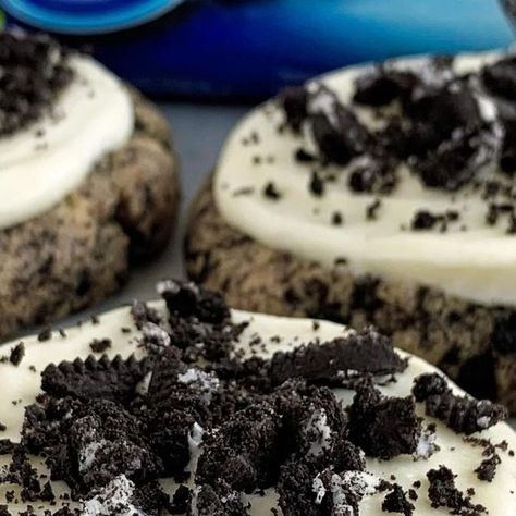 Fitwaffle Kitchen | Eloise on Instagram: "SOFT OREO CHEESECAKE COOKIES 😍 These cookies are so quick and easy to make they’re absolutely delicious! The cookie is soft, doughy, and packed with Oreos! The icing is creamy and sweet, just like a cheesecake 🤤 Sound on for full instructions 🔉 All you need is: For the cookie: 110g unsalted butter, melted and cooled 140g granulated sugar 1 large egg 1 tsp vanilla extract 215g plain flour 15g cornflour 1/2 tsp bicarbonate of soda 1/2 tsp baking powder 1/2 tsp salt 6 Oreos, broken into small chunks For the cream cheese frosting: 90g unsalted butter, softened 90g cream cheese, room temperature 250g icing sugar 1 tsp vanilla extract 3 Oreos, broken into small chunks Makes 8 cookies Store in the fridge and bring to room temperature before eating Freeze Cheesecake, Freeze Cheese, Fitwaffle Kitchen, Cookies Store, Oreo Cheesecake Cookies, Super Easy Desserts, Cinnamon Cake, Oreo Recipes, Bicarbonate Of Soda