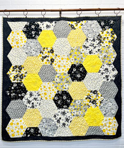 Honeycomb Quilt Honeycomb Quilt, Bee Quilts, Hexagon Quilt Tutorial, Hexie Quilts Patterns, Hexagon Quilts, Hexie Quilt, Easy Quilt, Cozy Quilts, Easy Quilt Patterns