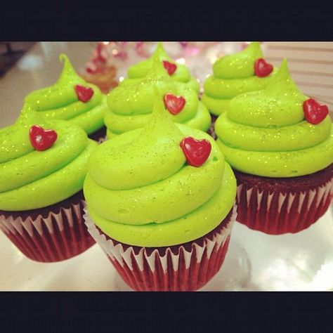 Grinch Cupcakes, Grinch Christmas Party, Whoville Christmas, Grinch Party, Grinch Christmas Decorations, Kids Christmas Party, Christmas Cupcakes, Christmas Snacks, Grinch Christmas