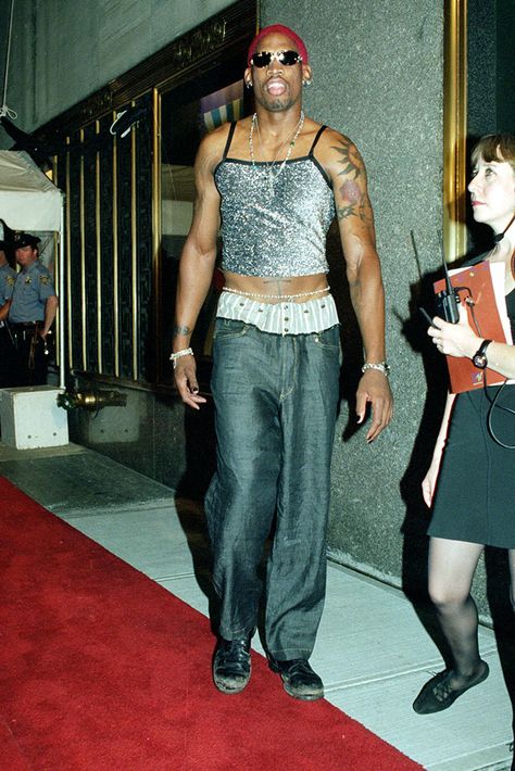 Dennis Rodman at the 1995 MTV Video Music Awards in New York, wearing a sparkling camisole crop top and jeans. #dennisrodman #1990s #redcarpet #chicagobulls #celebrity Dennis Rodman Outfit, Denis Rodman, Weird Style, Mtv Awards, Nba Fashion, Dennis Rodman, 90s Outfit, Weird Fashion, Last Dance