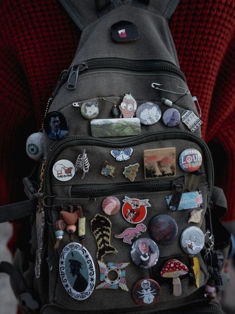 Vintage Backpacks Aesthetic Grunge, Backpack With Pins And Patches, Backpack Customize Ideas, Backpack Inspo School, Grunge School Bag, Pins On Bag, Bag With Pins Aesthetic, Backpack Decoration Ideas, Alternative Backpack