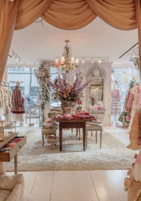 Clothing Boutique Interior Design, Fashion Boutique Interior, Clothing Boutique Interior, Boutique Store Displays, Boutique Aesthetic, Fancy Store, Shoe Store Design, French Boutique, French Style Interior