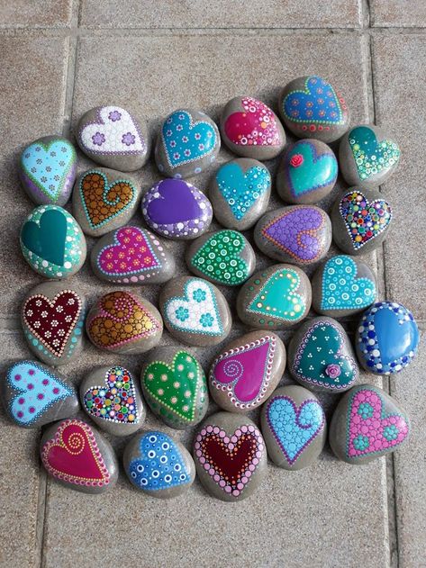 Heart Shaped Rocks, Garden Rock Art, Diy Rock Art, Mandala Painted Rocks, Mandala Rock Art, Stone Art Painting, Rock And Pebbles, Painted Rocks Craft, Painted Hearts