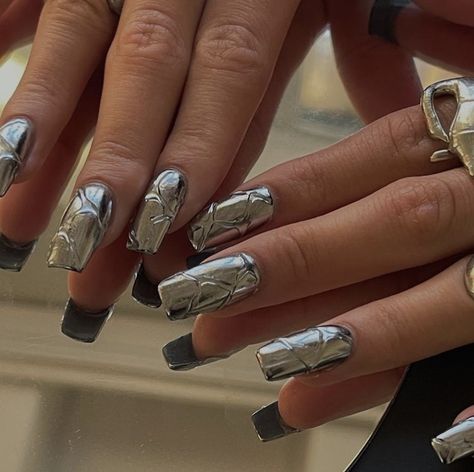 Metallic Chrome Nails, Metallic Nail Designs, Nail Design 2023, Metallic Nails Design, Chrome Manicure, Euphoria Nails, Nails Y2k, Metallic Nail, Chrome Nail Art