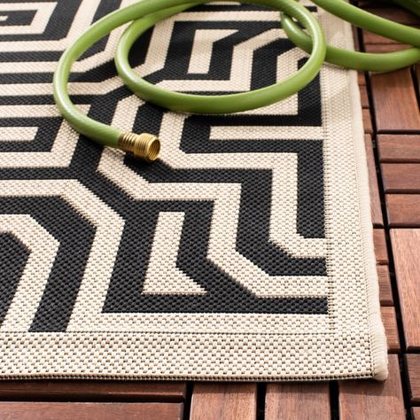 Safavieh Courtyard rug garden maze - Google Search Backyard Rug Ideas, Outdoor Rugs Patio Waterproof, Patio Rugs Outdoor Ideas, Outdoor Rugs Patio Ideas, Deck Styling, Deck Rug, Modern Outdoor Rugs, Big Backyard, Indoor Trees