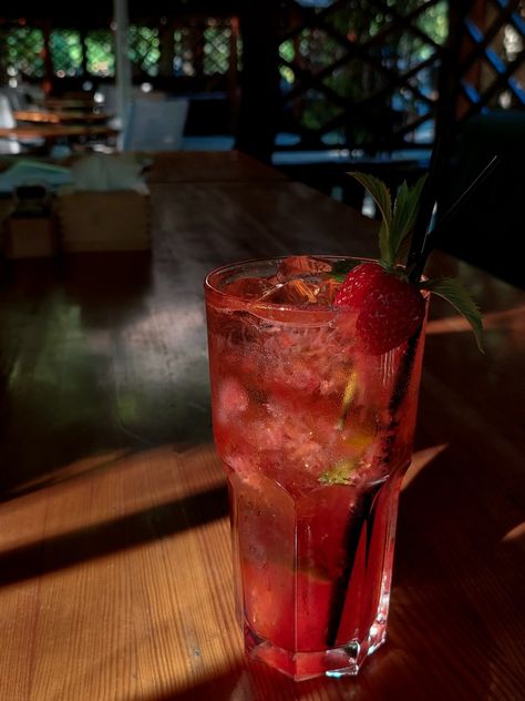 Клубничный мохито Mojito Strawberry, Strawberry Drink, Strawberry Mojito, Strawberry Drinks, Birthday Planning, Summer Drink, Fruit Drinks, Tattoo Inspo, Mojito