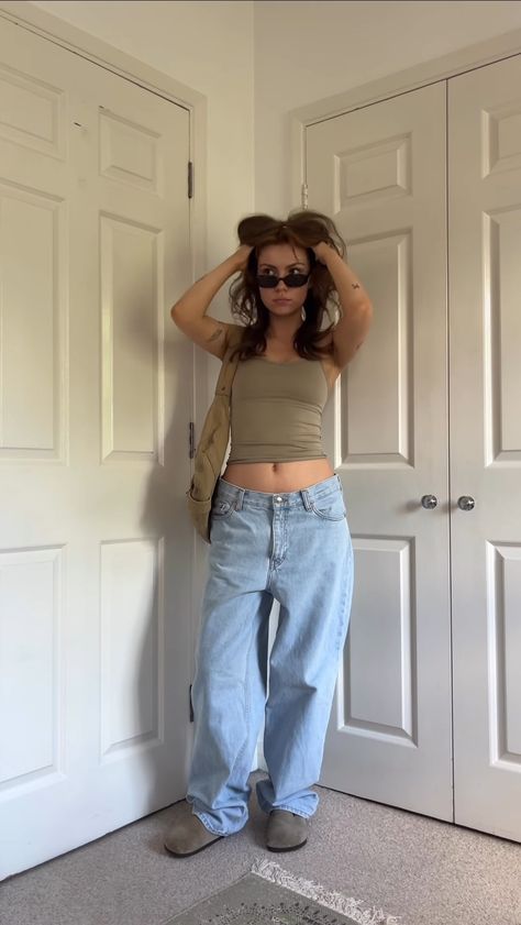 Blue Jean Aesthetic Outfits, Birkenstock With Shorts Outfit, Birkenstock Outfit Clog Style, Aesthetic Birkenstock Outfit, Birkenstock Clogs Outfit Aesthetic, Jeans Birkenstocks Outfits, Outfits With Berkinstock, Outfit With Birkenstocks Boston, Cute Clogs Outfit