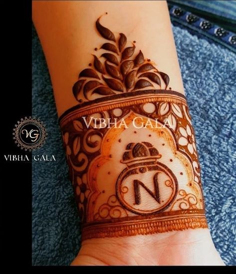 Name Mehndi Design, Figure Mehendi, Mehendi Pics, Flower Captions, Engagement Theme, Bride Mehndi, Engagement Henna, Short Mehndi Design, Startup Design