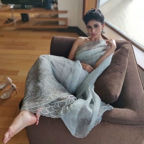 Shiffon Sarees Party Wear, Mouni Roy Saree In Naagin, Mouni Roy Saree, Mouni Roy Dresses, Sarees Party Wear, Indian Sari Dress, Mouni Roy, Modern Saree, Sari Dress