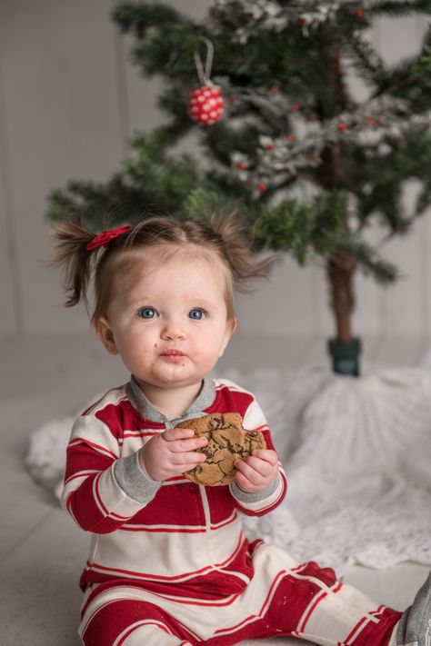 Toddler Girl Christmas Photoshooting Ideas, Toddler At Home Christmas Pictures, Christmas Picture Ideas For Toddlers, Christmas Photoshoot Babygirl, Christmas First Birthday Photoshoot, Diy Christmas Toddler Photoshoot, Christmas Photo Toddler, Diy Christmas Photoshoot Toddler, Sibling Christmas Photoshoot