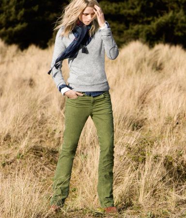 like this style! Pijamas Women, Converse Outfits, Better Sweater, Fall Wear, Combat Boot, Fall Clothes, Fashion 101, Lovely Clothes, Green Pants