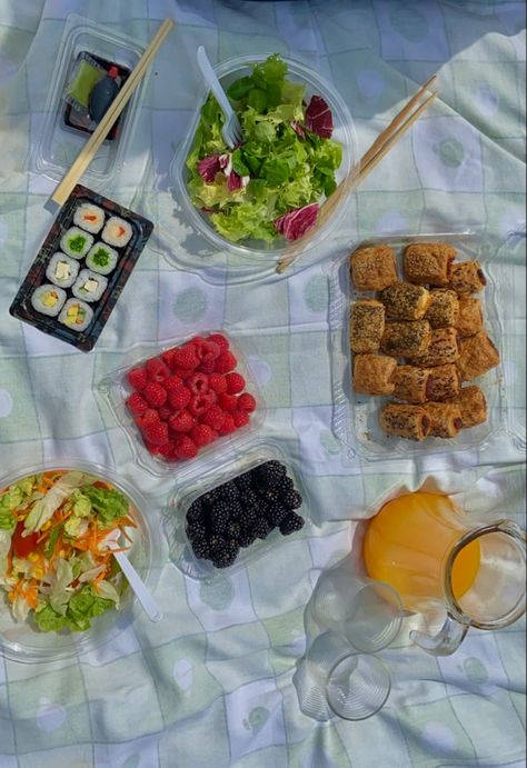 #picnic #aesthetic #fruit #fruta #sushi #summersalad #ensalada #salad Aesthetic Fruit, Picnic Aesthetic, Summer Salads, Cereal, Salad, Fruit