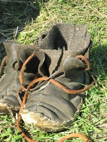 Diy Moccasins, Moccasin Pattern, Moccasin Boots, Leather Moccasins, Native American Culture, Survival Prepping, Leather Projects, Diy Shoes, Survival Skills