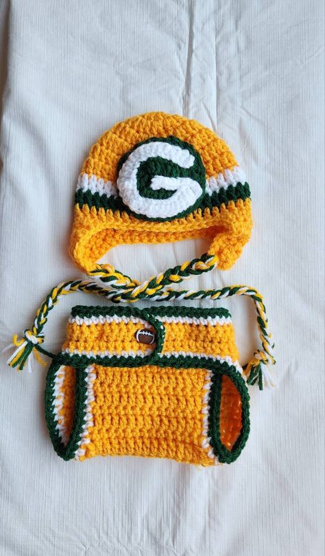 0 to 3 months Green Bay Packers crocheted hat and diaper cover. Diaper cover has football button to adjust waist size. Made with acrylic yarn. Great for photo shoots. Newborn Cocoon, Crochet Baby Costumes, Lion Hat, Newborn Girl Hat, Crochet Diaper Cover, Lion King Baby, Viking Hat, Crochet Horse, Crocheted Hat