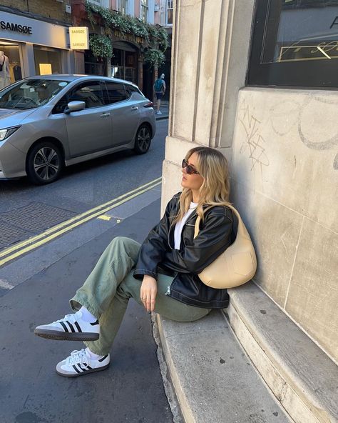 Chic White Sneakers Outfit, White Samba Adidas Outfit Winter, Adidas Samba Outfit Women Street Styles, Sambas Adidas Women Outfit Summer, Adidas Samba Street Style, Outfit Zapatillas Blancas, White Samba Adidas Outfit, Converse Outfit Ideas, Sambas Adidas Women Outfit