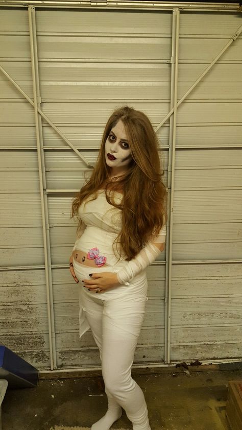 Halloween Costumes Pregnant Women, Crazy Halloween Costumes, Mummy Halloween Costume, Mom Halloween Costumes, Mom Costumes, Pregnancy Costumes, Mummy Costume, Pregnant Halloween Costumes, Moms To Be