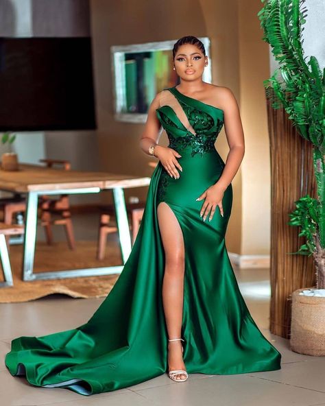 @seconddress.ng posted on their Instagram profile: “Darling in green 💚🖤💥⁣ You like? Tag BFF⁣ ⁣ Muse @official_dodo66 ⁣ Makeup by @rosed_makeup ⁣ Dress…” Gowns Reception, Dresses Dinner, Gala Gowns, Outfit Combos, African Prom Dresses, Green Prom, Prom Dance, Dinner Dress Classy, Gaun Fashion