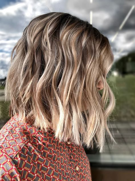 Bayalage Blonde Short Bob, Blonde Foils In Brown Hair, Short Hair Foils Highlights, Blond Balayage On Brown Hair Short, Short Blonde Brown Hair Balayage, Short Blonde Highlights Brown, Short Shadow Root Hair, Hairstyles 2023 Trends Short Hair, Short Brunette To Blonde Hair