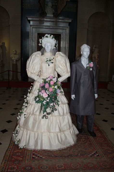 Consuelo Vanderbilt | Miss Vanderbilt’s dress and bouquet are recreated in paper for an exhibition at Blenheim Palace. Castles In America, Consuelo Vanderbilt, Alva Vanderbilt, The Great Hall, Blenheim Palace, Leg Of Mutton Sleeve, Age Photos, Great Hall, Golden Girls