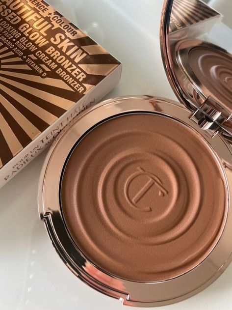 so creamy, pigmented, long lasting, and ovbiously stunning! Bronzer Charlotte Tilbury, Charlotte Tilbury Beautiful Skin, Best Bronzer, Cream Bronzer, Makeup Bag Essentials, Ethereal Makeup, Eye Makeup Designs, Make Up Inspo, Makeup Obsession