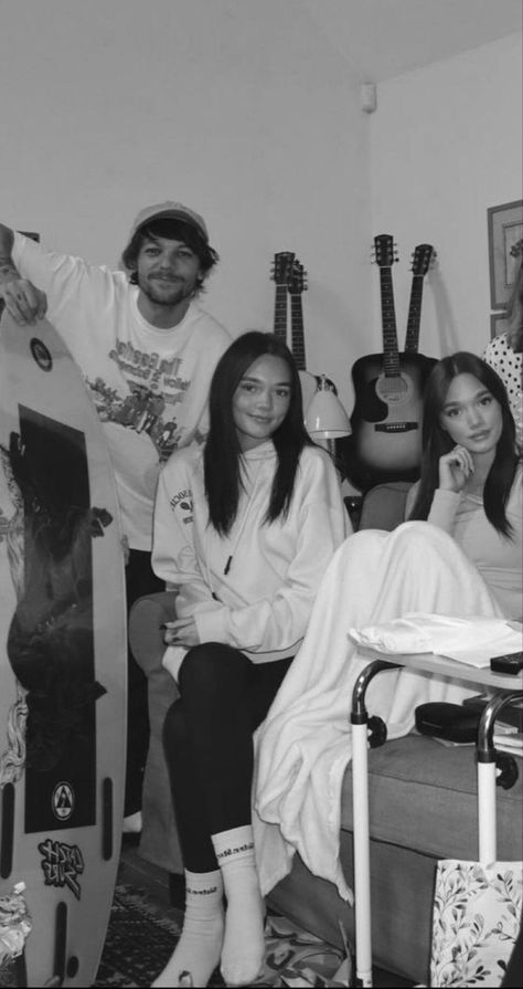 Louis Tomlinson With His Sisters, Louis Tomlinson Family, Louis Tomlinson Sisters, Niall And Amelia, Sister Wallpaper, Tomlinson Family, The Tommo Way, Step Siblings, Punk Rock Princess