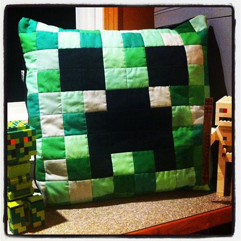 Minecraft Creeper pillow Creeper Pillow, Minecraft Pillow, Minecraft Quilt, Creeper Minecraft, Diy Minecraft, Minecraft Bedroom, Minecraft Room, Minecraft Birthday Party, Geek Crafts