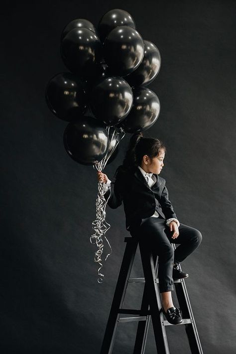 Kid Birthday Photoshoot, Birthday Photography Men, Black Birthday Shoot, Black Balloons Photoshoot, Black Backdrop Photoshoot, Family Portrait Photography Poses, Balloon Photography, Son Photo Ideas, Shooting Studio