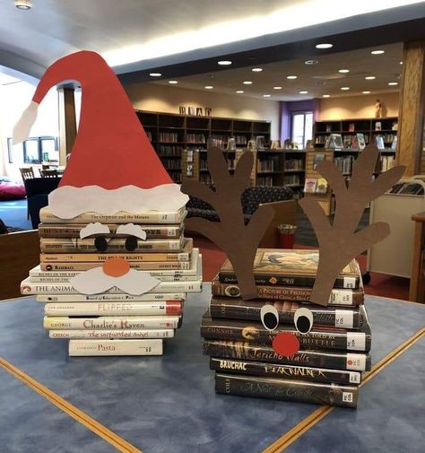 Christmas Library Display, Holiday Classroom Decorations, Library Christmas, Chillin With My Snowmies, School Library Decor, School Library Displays, Christmas Door Decor, Book Christmas Tree, Library Book Displays