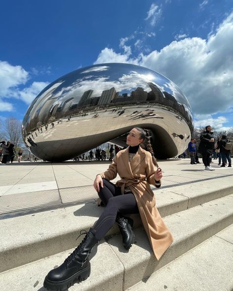 Chicago Fits Fall, Cloud Gate Chicago, Cloud Gate Photo Ideas, Chicago Photoshoot Locations, Chicago Picture Ideas Winter, Chicago Aesthetic Pictures, Outfit Six Flags, Chicago Bean Pictures Ideas, Chicago Outfit Winter