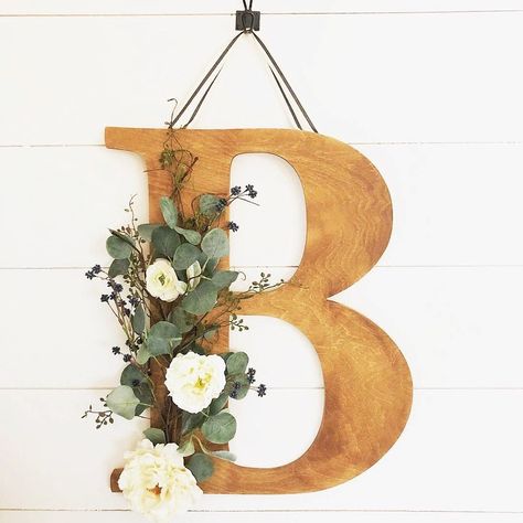 Wooden Letter Decoration Ideas, Diy Front Door Wreath, Paint Stick Flag, Front Door Wreath Ideas, Door Wreath Ideas, Letter Decoration Ideas, Summer Wreath Ideas, Diy Front Door, Wreaths Design