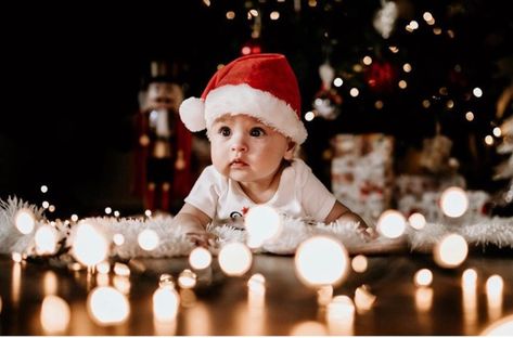 23 Adorable DIY Christmas Baby Photo Ideas - Just Simply Mom Christmas Baby Photos, Baby Christmas Photography, Baby Photo Ideas, Christmas Baby Pictures, Christmas Family Photoshoot, Baby Milestones Pictures, Foto Newborn, Baby Christmas Photos, First Christmas Photos