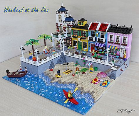 On the first day of spring I dreamed of having a good coffee by the sea. This was the inspiration for creating this seaside village. Lego City Display, Lego Beach, Upstairs Apartment, Lego Village, Lego Friends Sets, Lego Buildings, Construction Lego, Lego Display, Lego Diy