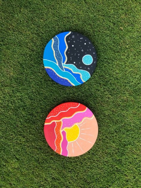 Tiny Circle Paintings, Simple Circle Paintings, Circle Box Painting Ideas, Circular Canvas Painting Easy, Circle Canvas Painting Easy Diy, Circle Wood Painting Ideas, Circle Canvas Painting Ideas, Circle Painting Ideas Easy, Cd Painting Ideas Easy