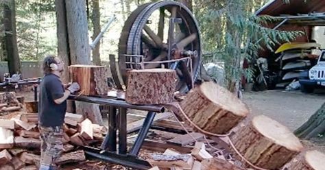 Dude Uses the Most Dangerous Woodcutting Machine We've Seen Firewood Racks, Splitting Wood, How To Split, Wood Splitter, Log Splitter, Firewood Rack, Smoothie Makers, Cool Inventions, Diy Wood Projects