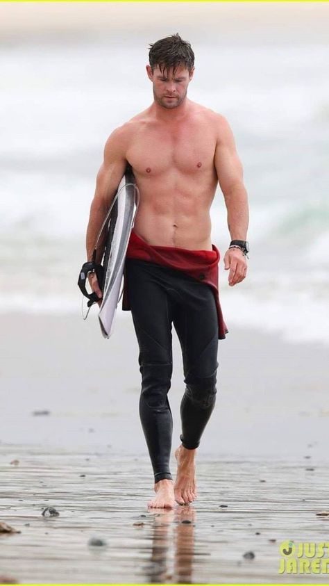 Chris Hemsworth Shirtless, Fitness Before After, Hemsworth Brothers, Chris Hemsworth Thor, Elsa Pataky, Hottest Male Celebrities, Flamboyant Natural, Liam Hemsworth, Marvel Actors